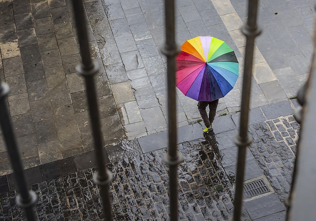 Una persona camina bajo la lluvia en Logroño.