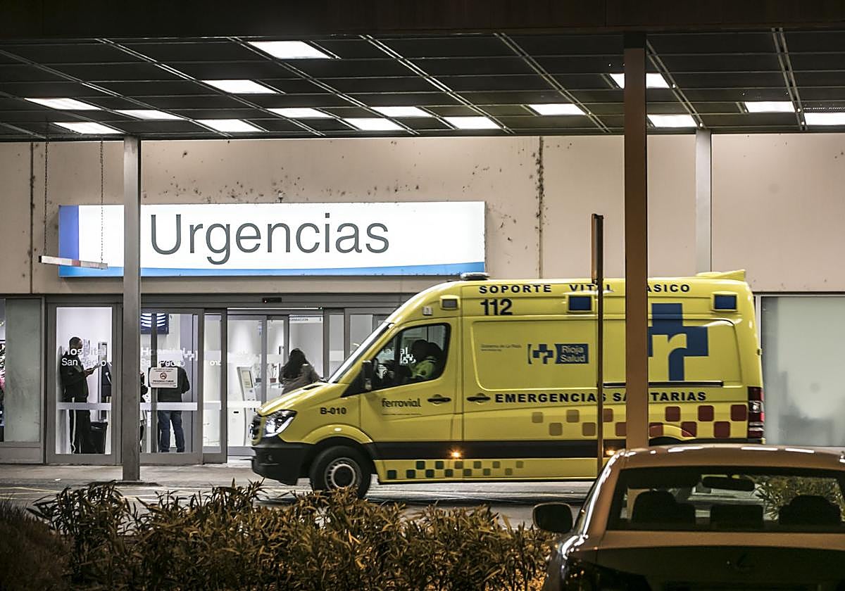 Una ambulancia a las puertas de Urgencias del San Pedro.