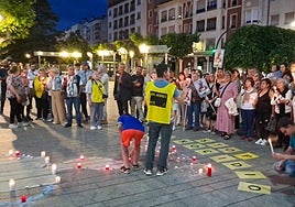 Participantes en la concentración, en el paseo de Mercadal.