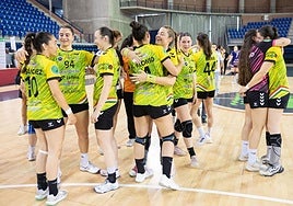 Las jugadoras del Grafometal se abrazan tras acabar con triunfo frente al Gijón el 'play down' que les libró del descenso.