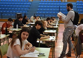 Estudiantes de La Rioja Baja, antes de empezar el primer examen de la PAU en Calahorra