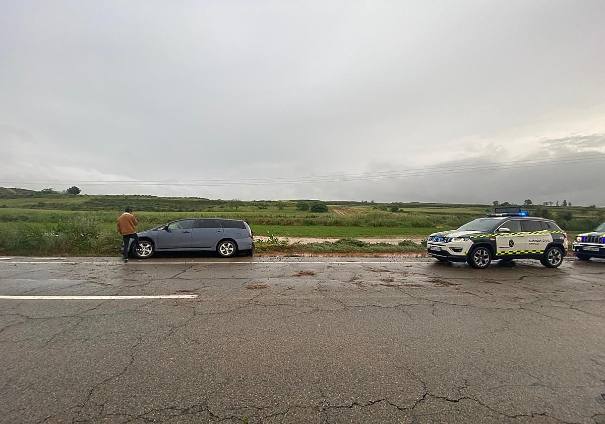 Una balsa de agua de lluvia provoca un accidente de tráfico sin heridos en la N-120A