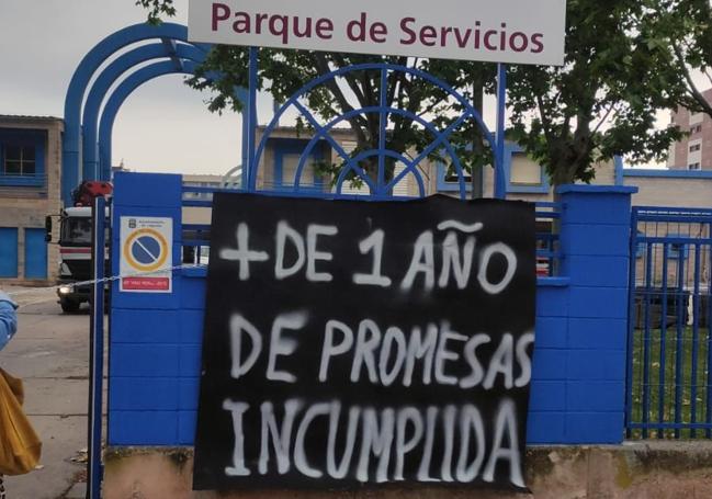 Una de las pancartas que pueden verse en las instalaciones municipales de Las Tejeras.
