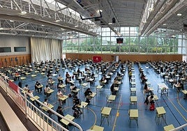 Estudiantes riojanos durante el primer día de la PAU, en el Polideportivo Universitario de la UR.