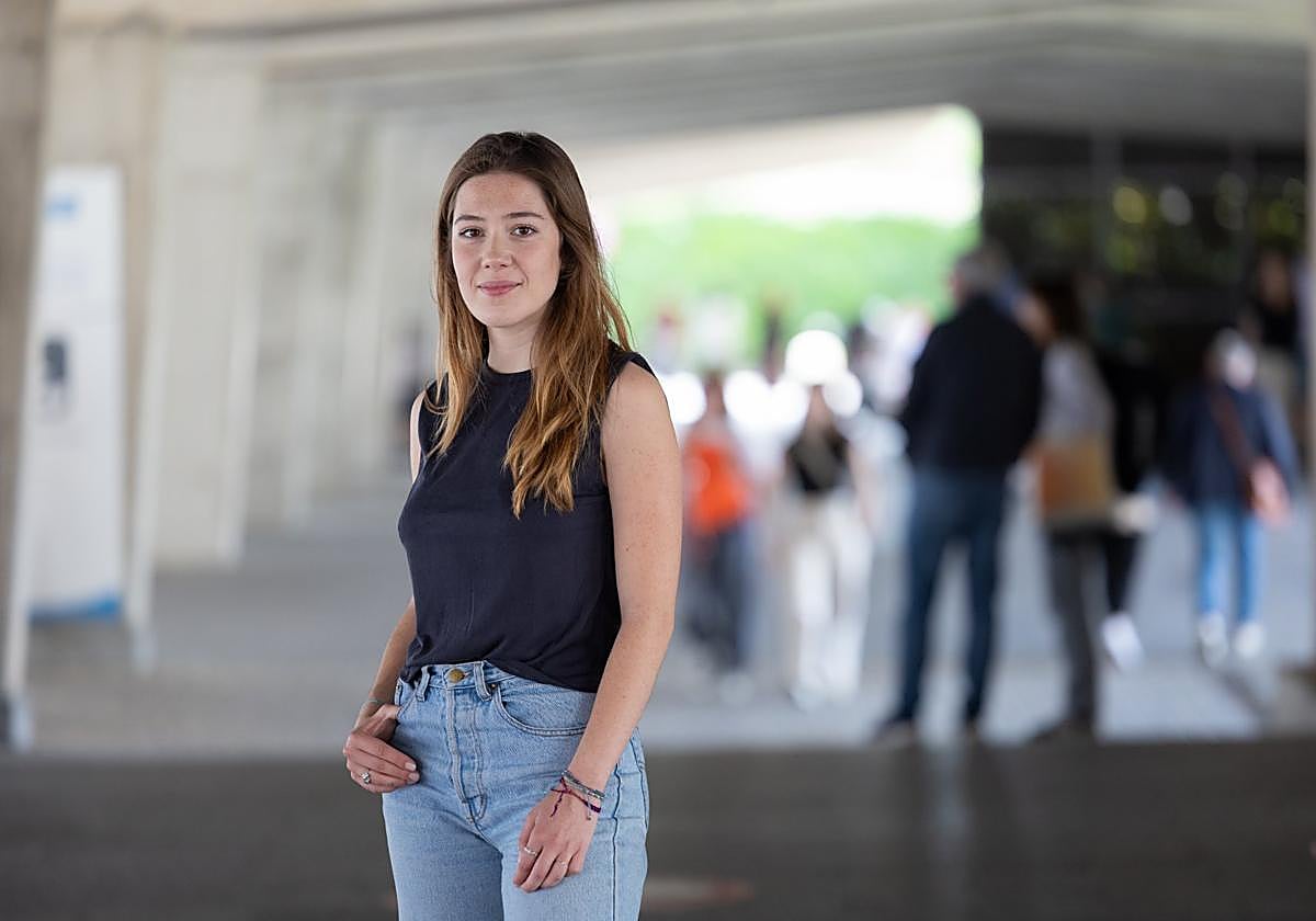 Claudia García Martínez, ayer ante el Hospital San Pedro.