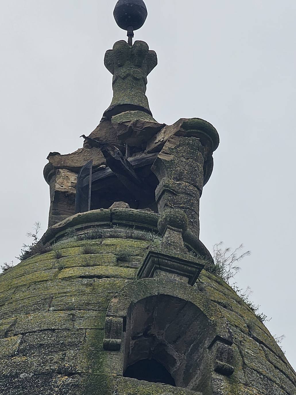 Torre afectada por el rayo.