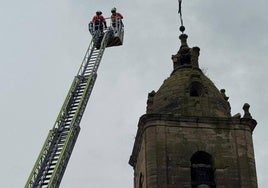 Los Bomberos tuvieron que intervenir tras el impacto de un rayo en el campanario de la iglesia de Fonzaleche.