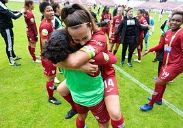 La riojana abraza a una compañera con el brazalete de capitana del EDF.