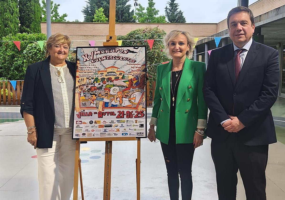 Catalina Bastida, Anabel Jiménez y Alberto Galiana, junto al cartel del XV Maratón de Cuentacuentos.
