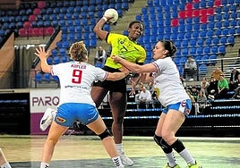 Paula Milagros, con la camiseta del Granollers, intenta frenar a Karia Sidibe.