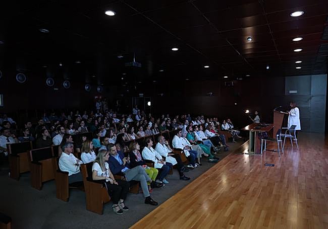 Un momento del acto en el salón de actos del Hospital San Pedro.