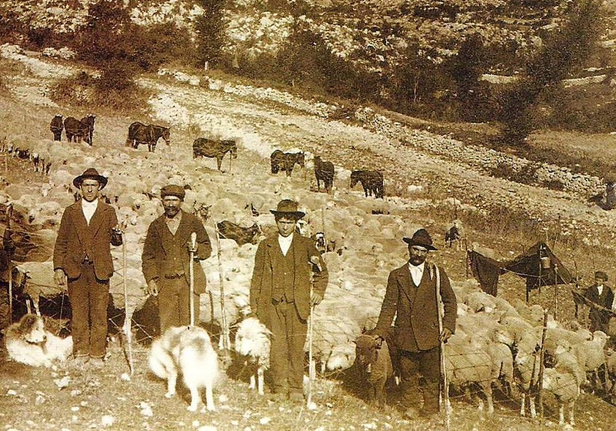 Pastores trashumantes del Alto Najerilla en los años 20.