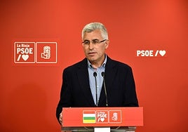 José Ángel Lacalzada comparece ante los medios en la sede regional socialista.