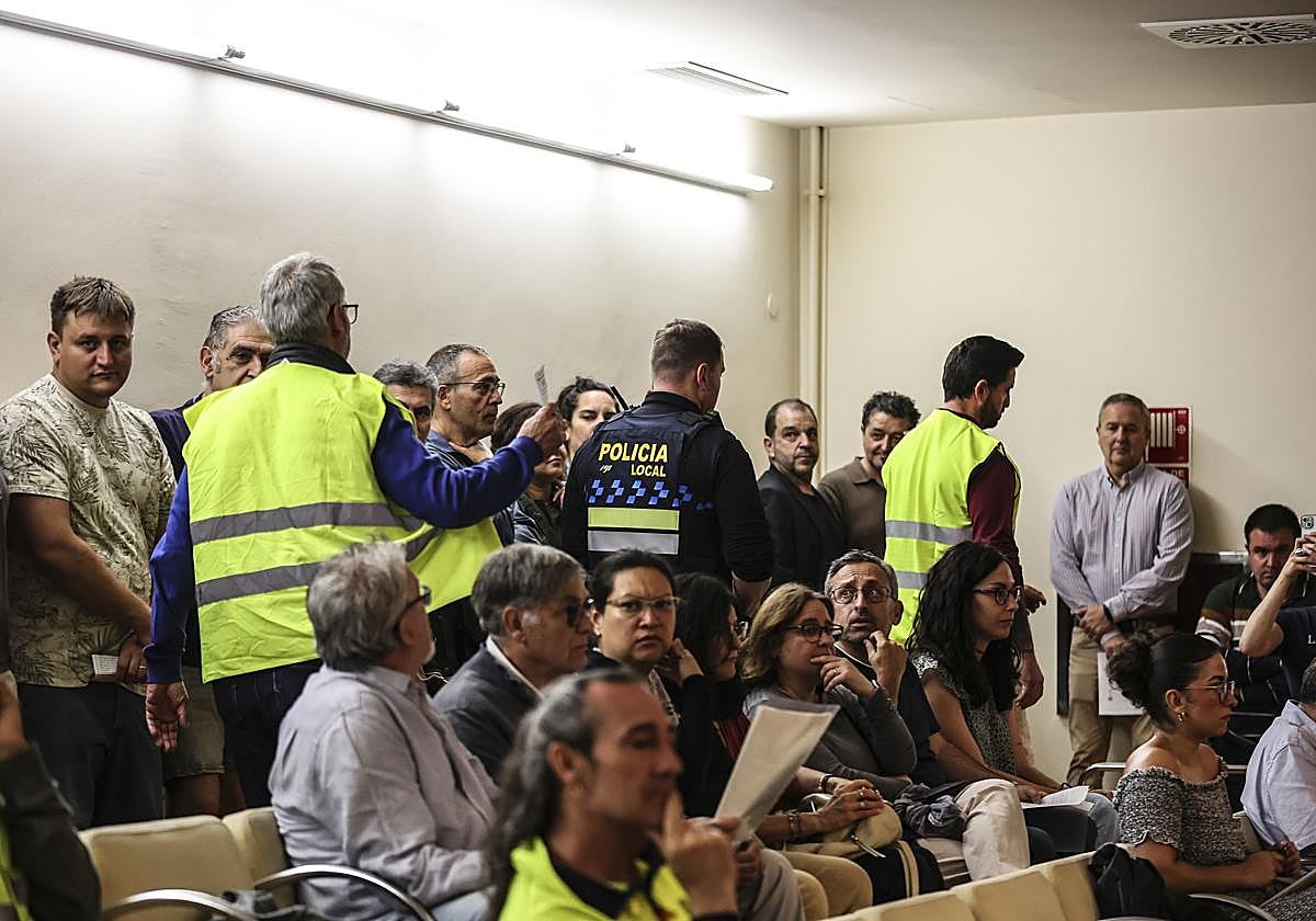 Parte de los trabajadores del Parque de Servicios tras ser obligados a abandonar el salón de plenos.