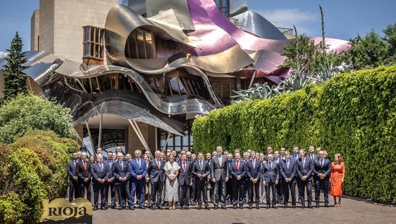 Foto de familia, con el Rey en el centro, en Marqués de Riscal.