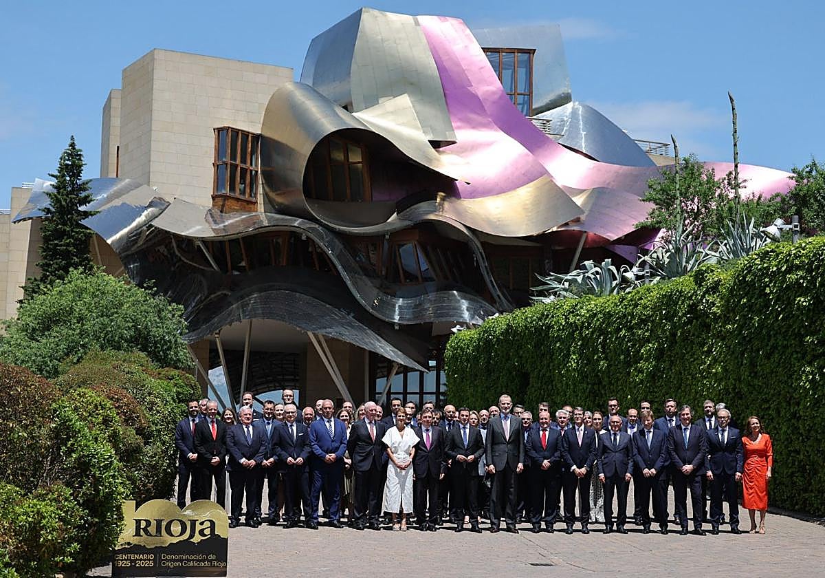 Foto de familia en Marqués de Riscal.