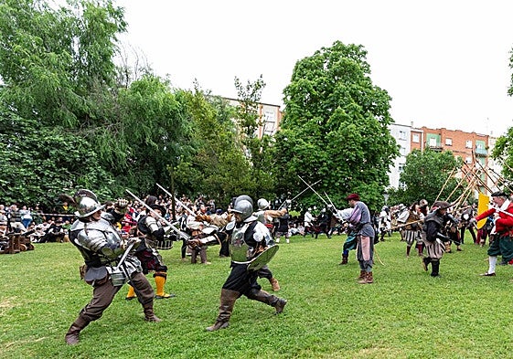 Recreacion del asedio a Logrono en Fiestas de San Bernabe.
