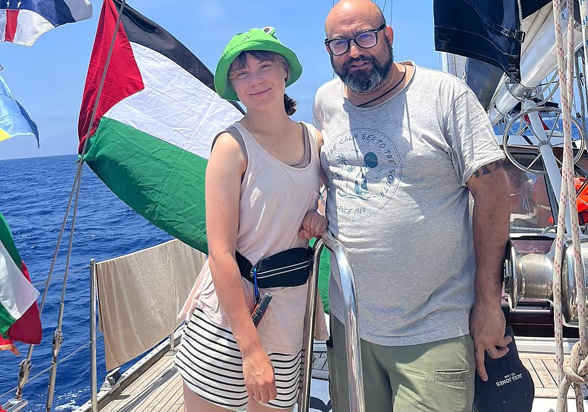 El logroñés Sergio Toribio, ayer en la cubierta del Madleen junto a la activista sueca Greta Thumberg.