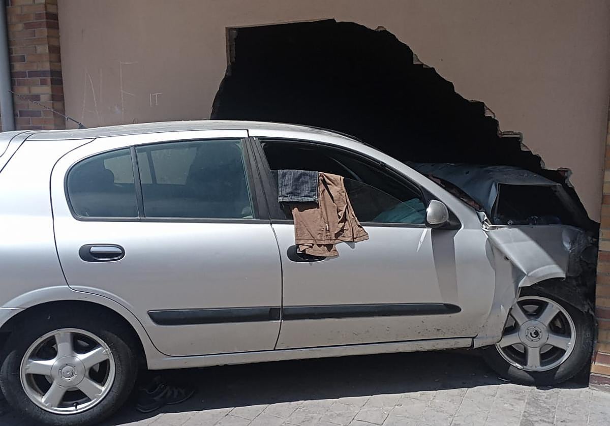 Policía y bomberos salvan a un conductor infartado que se estrelló contra una pared