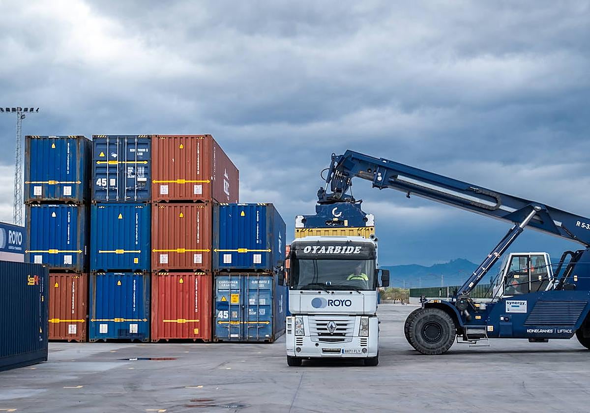 Contenedores en las instalaciones del centro logístico Royo.