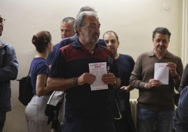 Protesta de los trabajadores en huelga del Parque de Servicios en el pleno del Ayuntamiento de Logroño de este jueves.
