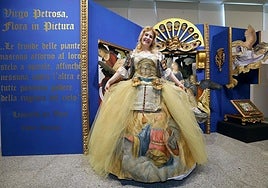 Rosana Largo muestra uno de sus trajes renacentistas.