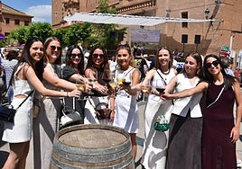 Una cuadrilla, disfrutando por la mañana en la plaza de España durante la Feria Entreviñas del vino.