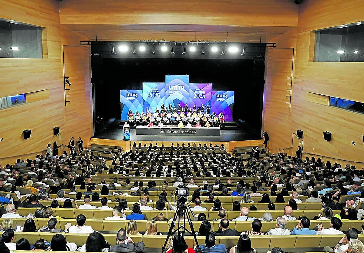 En Riojafórum, por donde desfilaron mil egresados de UNIR, se vivieron tres ceremonias muy emotivas en las que los estudiantes pudieron celebrar la consecución de sus metas.