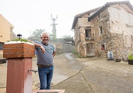 Jesús Pascual posa en la plaza de los Amigos de Zenzano, con un molino de viento al fondo.