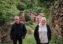 Domingo Bartolomé y Gloria Capellán, vecinos de Turza, posan con sus casas al fondo, provistas de placas solares.
