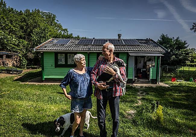 Isabel y Bruno posan en su casa de Carbonera.