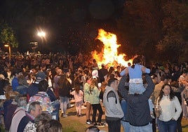Hoguera de San Juan del pasado año, en el parque del Cidacos.