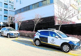 Dos vehículos de la Policía Local, aparcados junto a su sede, de los que incorporarán desfibriladores.