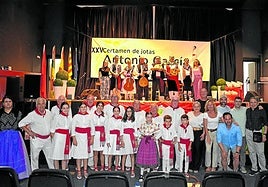 Parte de veteranos, infantiles y alevines que cantaron ayer, jurado, rondalla, presentador y organización .