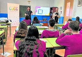 Charla sobre voluntariado a un grupo de alumnos de Secundaria.