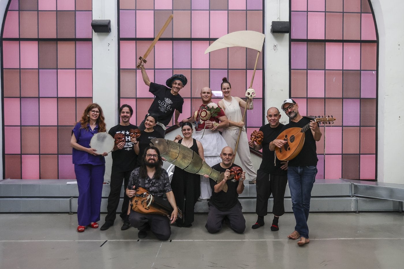 Componentes de Sapo Producciones y músicos colaboradores, en el espacio de ensayo en el Mercado de San Blas.