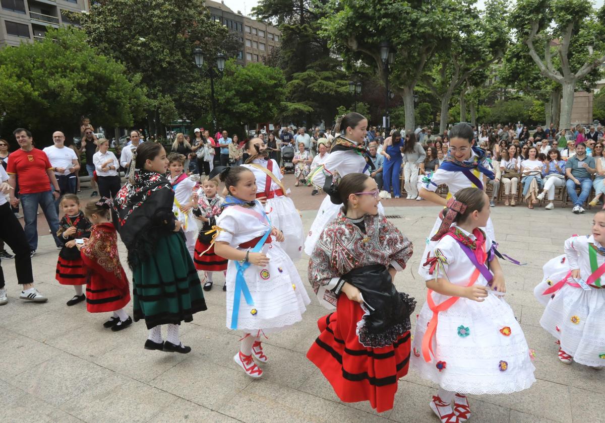 Bailes, juegos, vino y humor por San Bernabé en El Espolón