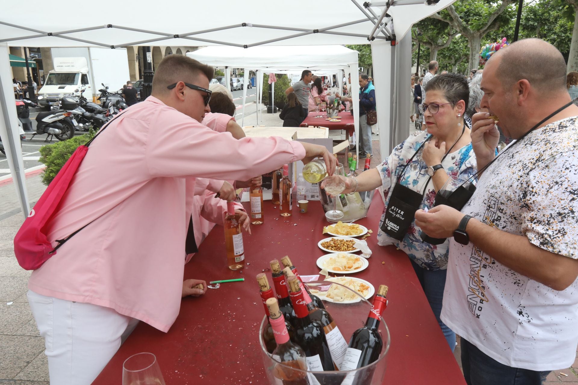 Bailes, juegos, vino y humor por San Bernabé en El Espolón