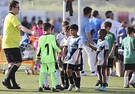 Dos equipos se saludan al final de uno de los partidos del torneo del Valvanera.