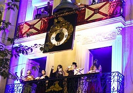 Las cinco figuras del Reloj de San Bernabé y, sobre ellos, los maceros, en el balcón del Ateneo.