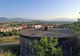 El actual depósito municipal de agua de Villamediana de Iregua.