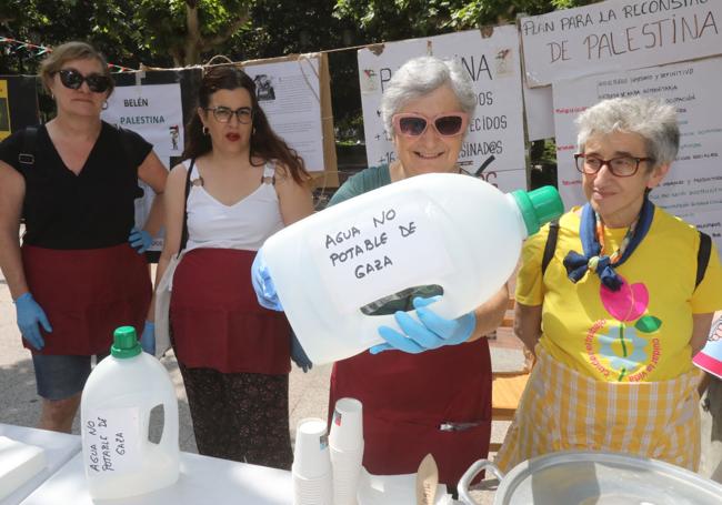 Raquel Ramírez muestra una garrafa de agua no potable.