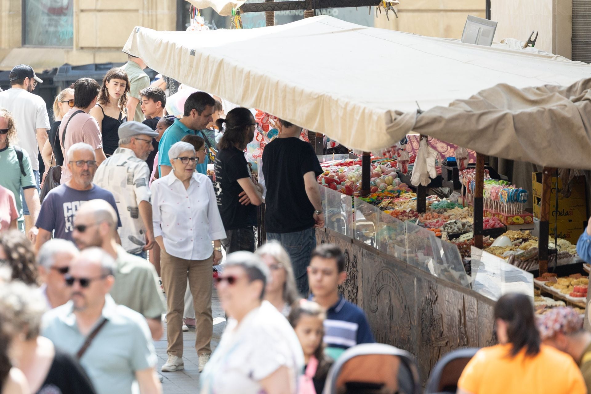 Asedio, desfiles, mercados, bailes... las imágenes de la jornada del lunes