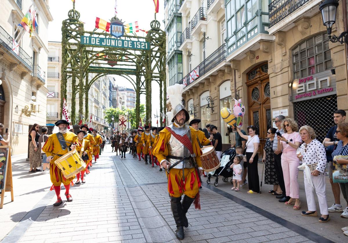 Asedio, desfiles, mercados, bailes... las imágenes de la jornada del lunes