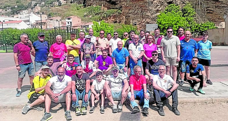 Participantes en la competición de petanca de Cervera el domingo.