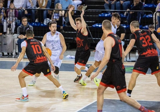 De Pablo bota rodeado de defensores en el amistoso entre Clavijo y Logrobasket.