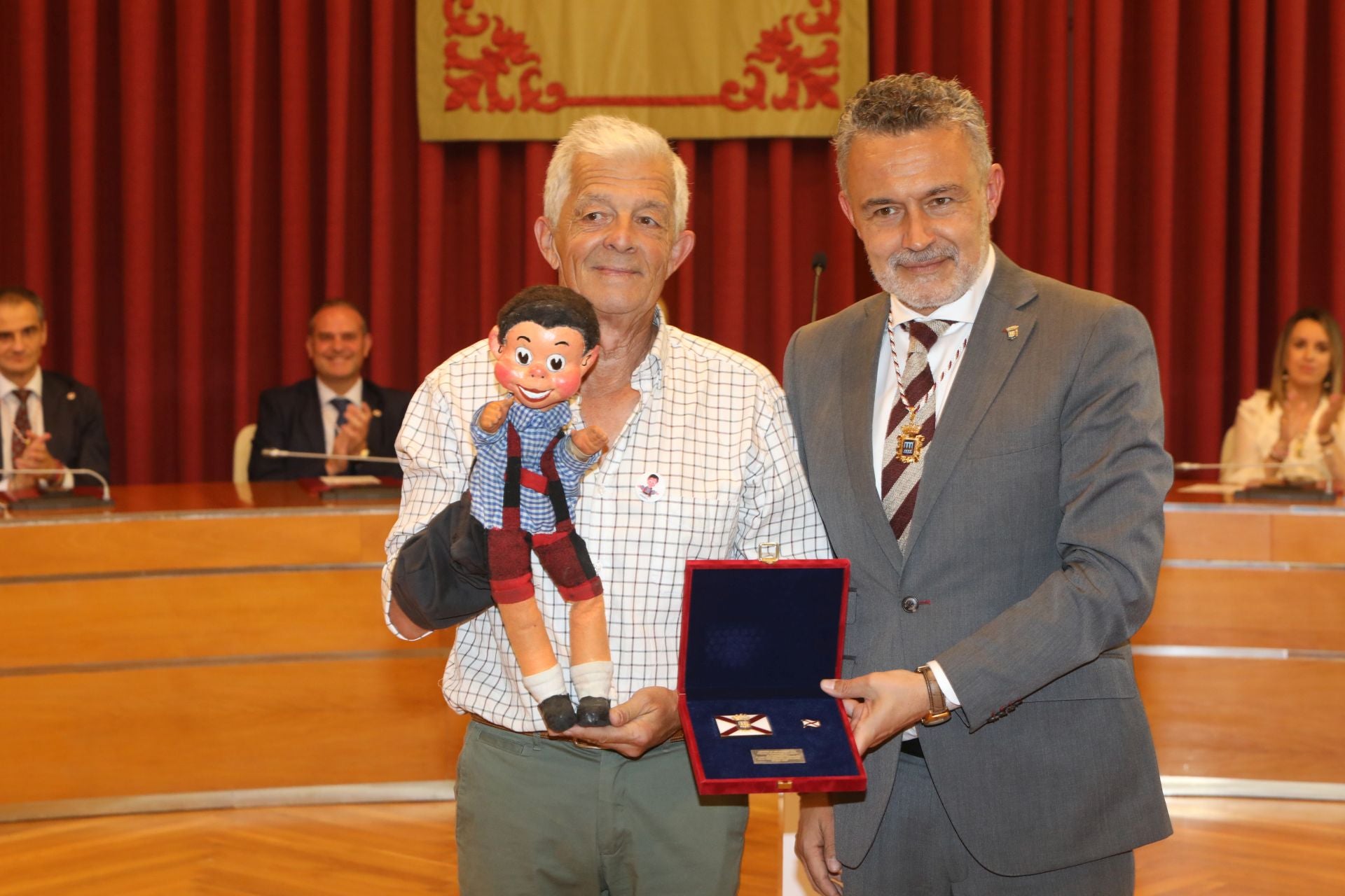 La entrega de las insignias de San Bernabé, en imágenes