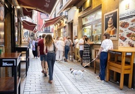 Calle Laurel con los establecimientos medio vacíos