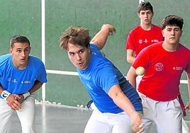 Momento de uno de los tres partidos que se disputaron en el frontón del Revellín.