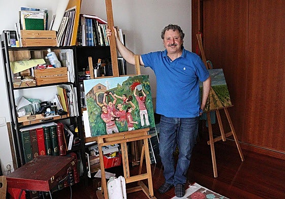 César Peña junto a su cuadro de la Batalla del Vino.